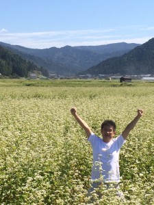 満開のソバ圃場の風景