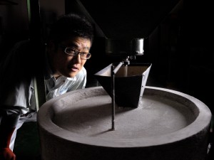 昔ながらの石臼挽き製粉