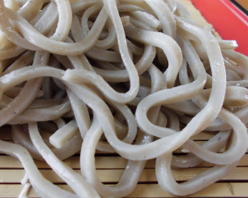 水を切った蕎麦をそば皿に盛りつけ