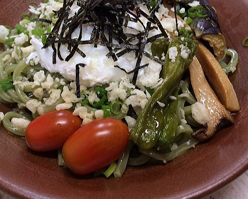 夏野菜のぶっかけ抹茶うどん