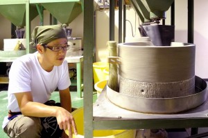 製粉中の福井県産「小和清水こわしょうず」の石臼