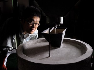 昔ながらの石臼挽きが風味豊かで香り高い質のよいそば粉を生み出す