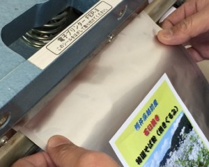 そば粉を手作業で袋詰め