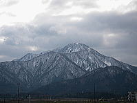 製粉所から見える三里山や日野山
