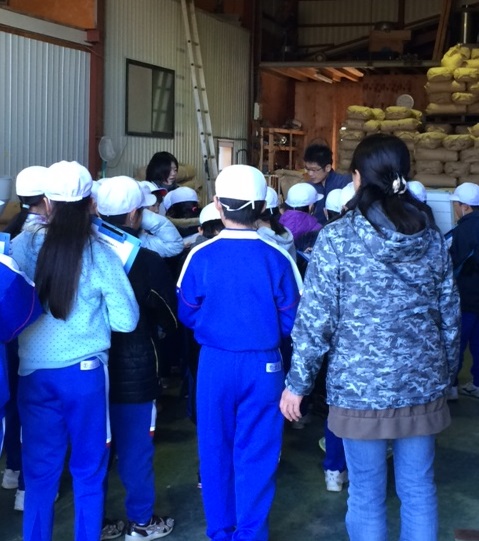 小学生の製粉所社会見学風景