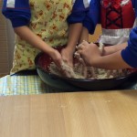 小学生の蕎麦打ち体験実習