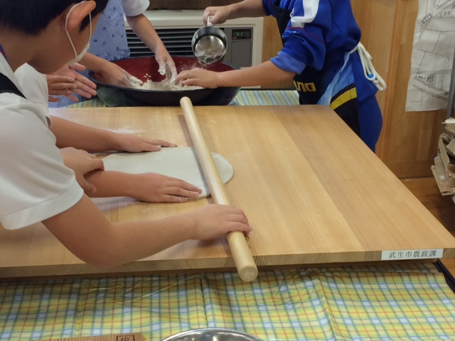 蕎麦打ち体験（延し）作業中