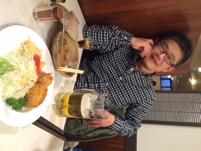 飲みすぎて酔っぱらっているそば粉屋ショップサイト店長増田浩庸