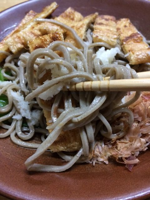 揚げおろし蕎麦の麺のアップ