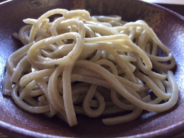 粗挽きそば粉で打った蕎麦麺の茹で上がり