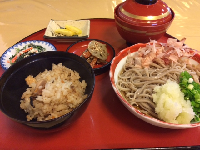 手打蕎麦そらば亭のおろし蕎麦に炊込みご飯などが付いたそば御膳