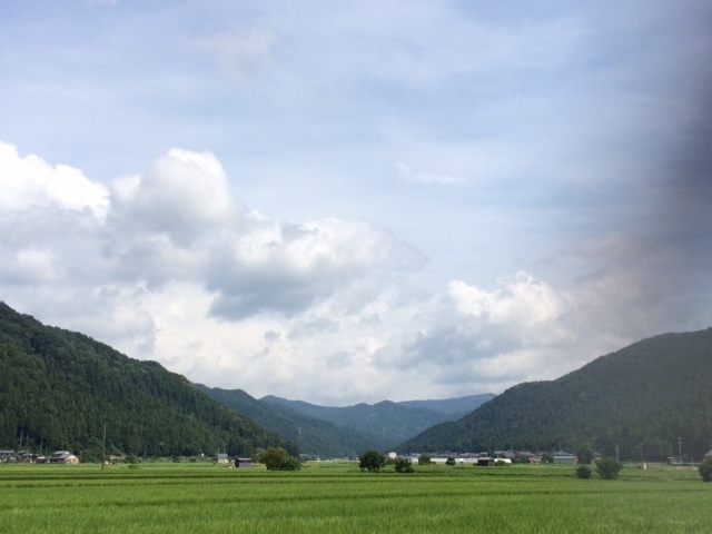 山際にある山室町地区の田園風景