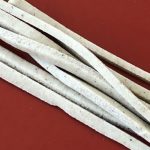 そば粉(挽きぐるみ)で打った蕎麦(茹でる前)