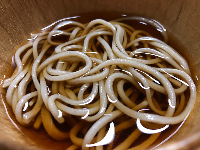 夏の新そば粉で二八蕎麦を冷やしかけ蕎麦にて