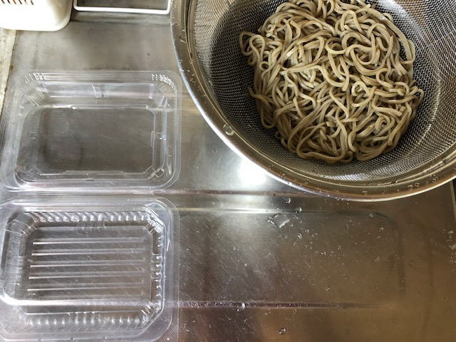 茹でたてのお蕎麦と保存容器