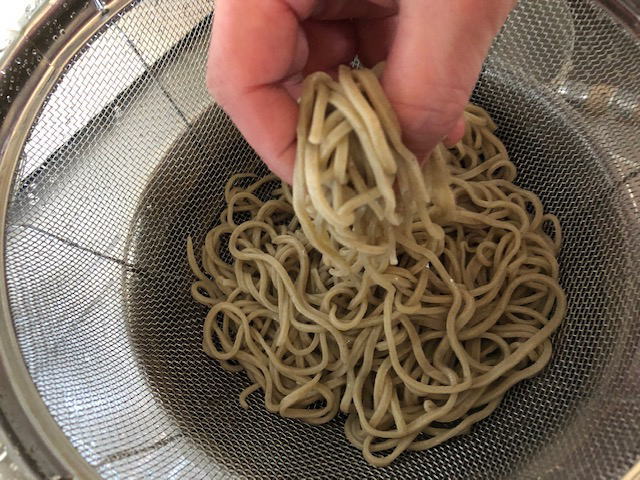 茹でたてのお蕎麦をつまみ上げた状態