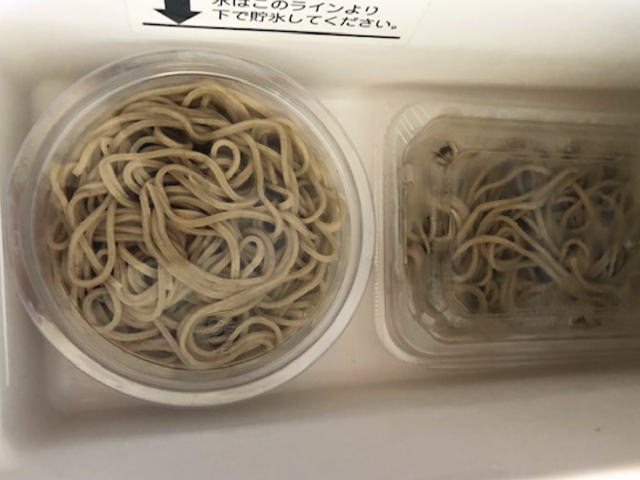 容器に入れた茹で蕎麦を冷凍庫に入れた状態