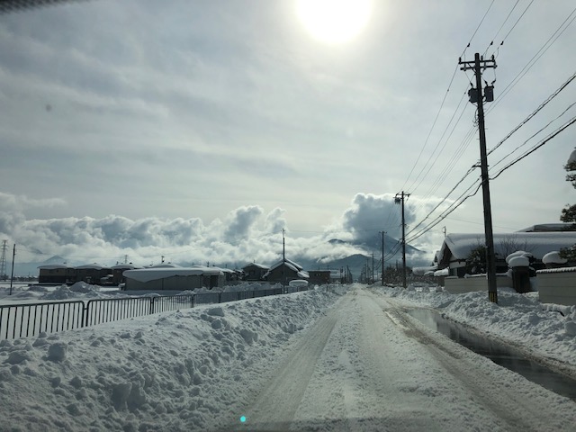 令和3年福井県の大雪後の除雪した車道（製粉所前）