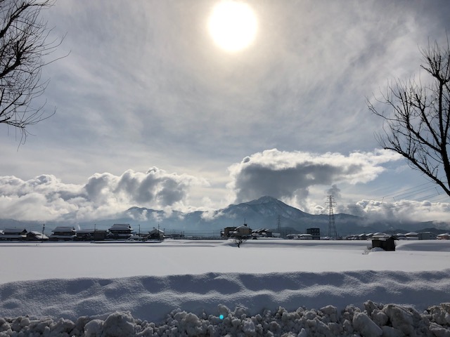 雪が止んで晴れ間の広がる美しい雪景色