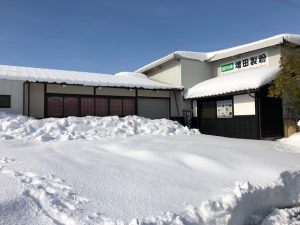 年明け早々大雪が降った福井県ですが、製粉所倉庫では昨年収穫された玄ソバが寒さの中追熟している。
