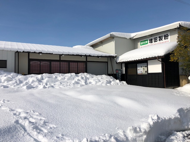 令和3年福井県の大雪で降り積もった状況（製粉所前）