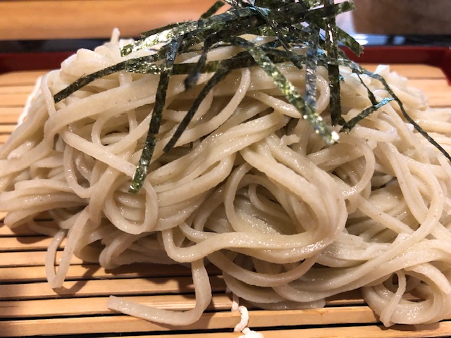 そば音市桜隠れ庵の打ちたて蕎麦のアップ